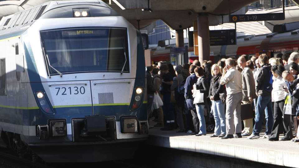 H�P OM BEDRE TIDER: Regjeringen legger i Nasjonal Transportplan opp til � bygge flere dobbeltspor p� jernbanen. Pendlerne inn til Oslo kan bekrefte at det er stort behov for bedre jernbane. Foto: Morten Holm / SCANPIX