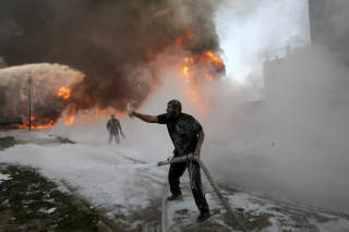 RAMMET SIVILE MÅL: Her forsøker palestinske brannmenn å redusere skadene etter at en israelsk bombe har truffet et kjøpesenter. Foto: AP Photo/Xinhua/Scanpix RAMMET SIVILE MÅL: Her forsøker palestinske brannmenn å redusere skadene etter at en israelsk bombe har truffet et kjøpesenter. Foto: AP Photo/Xinhua/Scanpix