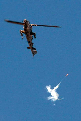 ANGREP: Et israelsk helikopter fyrer av en rakett. Foto: Yin Bogu/AP/Scanpix