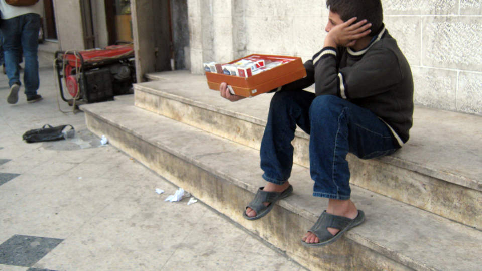 P� JOBB: Husam Hamid (11) fors�rger familien ved � selge sigaretter. Foto: Hamada Hamada