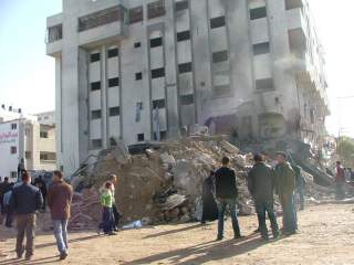 EKSPLOSJONER: Israelske bomber rammer Gaza by. Foto: Hamada Hamada