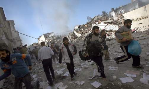 FLYKTER I FRYKT: Palestinere flykter etter et israelsk rakettangrep. Foto: Mohammed Saber/EPA/Scanpix