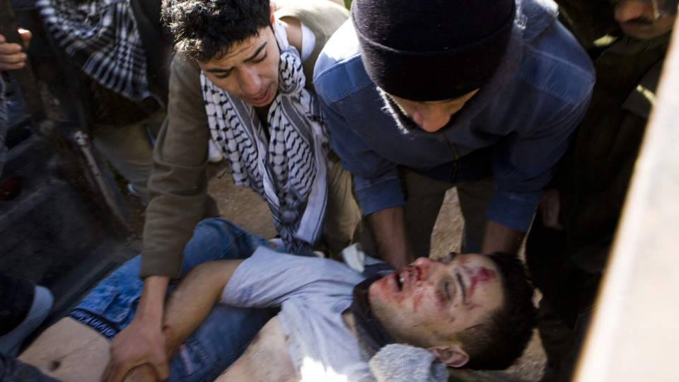 HARDT SKADD: En s�ret palestiner f�r hjelp etter � ha blitt skadet under et israelsk angrep p� Gazastripen i g�r. FOTO: AFP PHOTO/Keren Menor - Activestills/SCANPIX