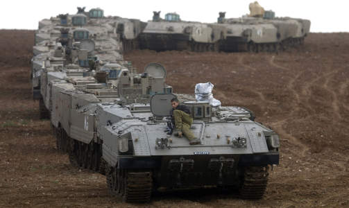 BAKKEANGREP:  Israel har n� erkl�rt omr�dene rundt Gazastripen for en �lukket milit�r sone�, opplyser en israelsk milit�rtalsmann. Det betyr blant annet at alle veier inn og ut av omr�det er stengt for alle unntatt lokale beboere. Hensikten kan v�re � forberede et bakkeangrep mot Gazastripen, skriver NTB.
Foto: MENAHEM KAHANA/SCANPIX