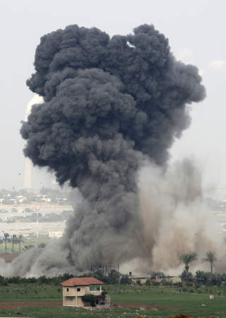 ANGREP: Bildet viser et av israelernes bombeangrep i nordlige Gaza i g�r. Foto:  REUTERS/Baz Ratner/SCANPIX