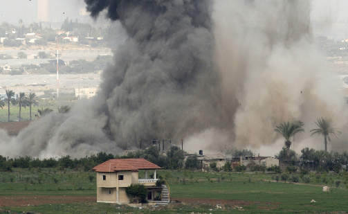 LUFTANGREP: Angrepene mot Gazastripen fortsetter i dag, for tredje dag p� rad. FOTO: REUTERS/Baz Ratner (GAZA)/SCANPIX