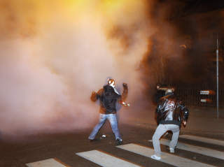 T�REGASS: Politi og demonstranter braket sammen i Parkveien i Oslo i g�r. Foto: Erlend Aas/SCANPIX