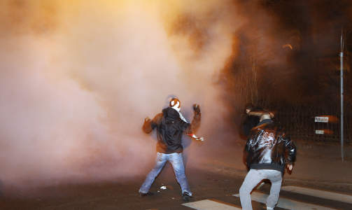 T�REGASS: Demonstrantene ble m�tt med t�regass i g�r. Foto: Erlend Aas / SCANPIX