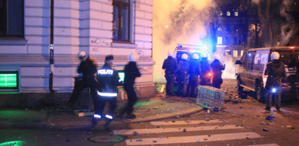 FLERE POLITIMENN SKADD: Politiet m�tte gjentatte ganger bruke t�regass for � jage vekk demonstrantene som okkuperte gaten foran den israelske ambassaden. Foto: ESPEN HOVDE