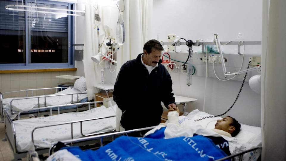 SKADET: Suleiman Husyel var i kveld p� bes�k hos Sharif Al Habbayin. Foto: Torbj�rn Gr�nning/Dagbladet