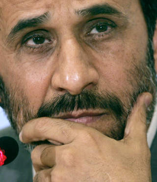 F�R HAN FORTSETTE? Irans n�v�rende president Mahmoud Ahmadinejad h�per � f� en presidentperiode til. Men Iran-eksperten Yadullah Shahibzadeh blir ikke overrasket om Ahmadinejad blir en irrelevant utover i valgkampen. Foto: Gregorio Borgia/Ap/Scanpix
