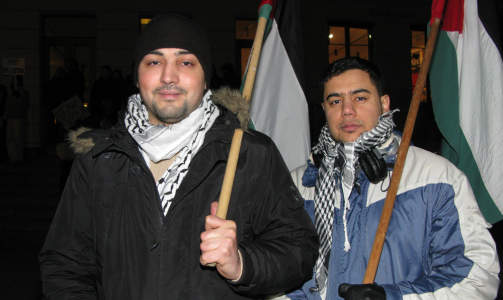 TAR AVSTAND FRA SAMMENST�TTENE: Abdul Rahman og kameratene deltok i demonstrasjonen i g�r. De trakk seg unna da det oppsto br�k utenfor den israelske ambassaden. Foto: Diana Badi/DAGBLADET