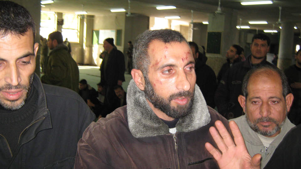 RAMMET: Anwar Balousheh mistet fem d�tre i israelske angrep. Foto: Hamada Hamada