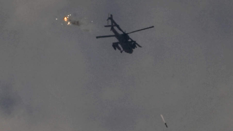 BOMBEANGREP: Et israelsk helikopter slipper en bombe mot m�l i Gaza. Foto: Sebastian Scheiner/AP/Scanpix