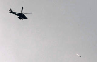 BOMBE: Et israelsk Apache-helikopter slipper en bombe over Gaza. Foto: Jack Guez/AFP/Scanpix