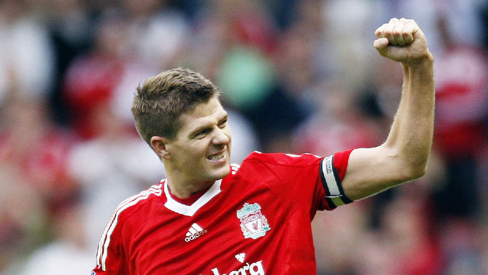 VISER MUSKLER: Men if�lge tiltalen ble disse nevene skjebnesvangre for Steven Gerrard natt til mandag. Han er siktet for overfall og vold etter en episode i Southport. Foto: Paul Ellis/AFP/Scanpix