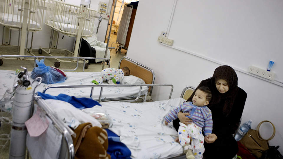 FORTVILT: H�ygravide Minal Shahin og hennes syke Othman (1,5 �r) p� sykehus i Israel. Foto: Torbj�rn Gr�nning/Dagbladet