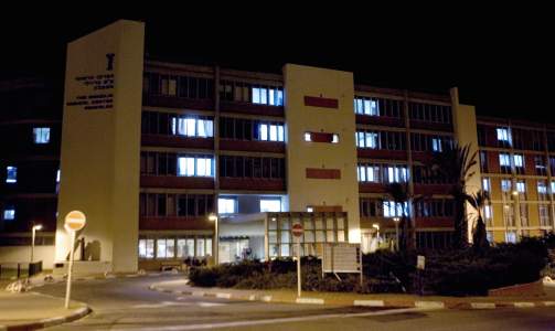SYKEHUSET: Her, p� Barzilai-sykehuset i Ashkelon, sitter Minal Shahin og hennes syke s�nn, mens resten av familien er hjemme i Gaza. Foto: Torbj�rn Gr�nning/Dagbladet