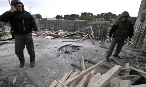 STORE SKADER: Israelske soldater unders�ker skadene i Ashkelon, hvor Minal Shahin er sammen med s�nnen (1,5). Foto: David Buimovitch/AFP/Scanpix