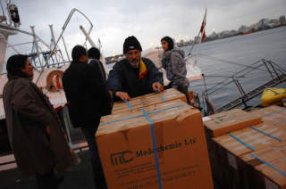 MELLOM TRE OG FIRE TONN: �Dignity� har store mengder n�dhjelp ombord. Foto: Stefanos Kouratzis/AFP/Scanpix