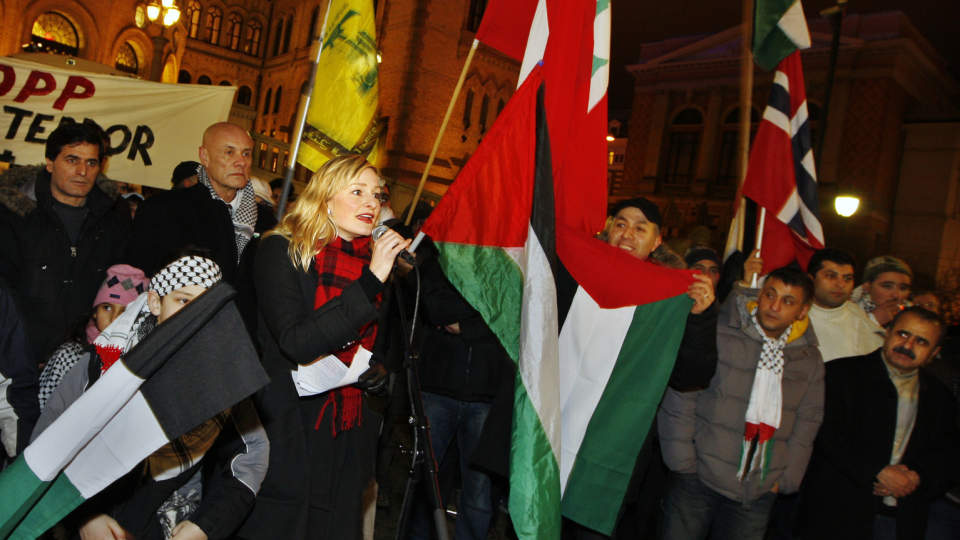 DEMONSTRASJON: Klokka 14.00 i dag vil det gjennomf�res en ny demonstrasjon i Oslo, forbindelse med krigen i Gaza. Demonstrasjonen arrangeres av Palestinakomiteen, som for en uke siden gjennomf�rte en tilsvarende demonstrasjon. Dette bildet er fra forrige ukes demonstrasjon og viser SV-politikeren Inga Marte Thorkildsen som holder en appell.
Foto: Erlend Aas / SCANPIX
