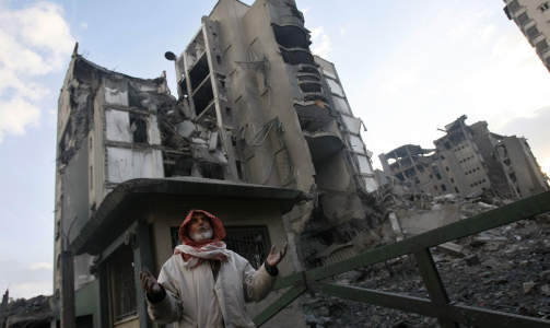 JEVNET MED JORDEN: Tidligere i dag kom beskjeden om at Israel har sendt minst 18 bomber mot regjeringsbygninger i Gaza by. B�de utenriksdepartementet, finansdepartementet og et sentralt sikkerhetsbygg ble truffet. If�lge CNN skal disse bygningene v�re mer eller mindre jevnet med jorden.   Foto: MAHMUD HAMS/SCANPIX