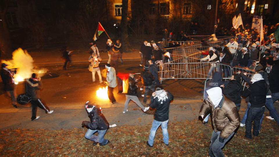 OPPT�YER: Demonstranter fors�kte � komme seg inn p� den israelske ambassaden i Oslo i g�r. Foto: Erlend Aas/Scanpix