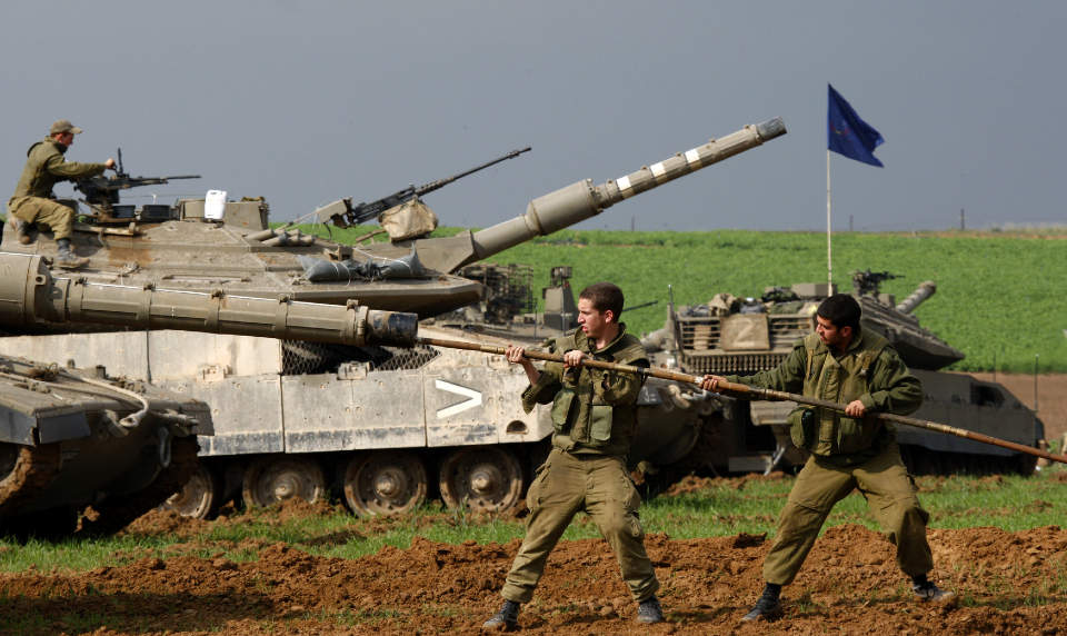 GJ�R KLAR SKYTSET: Israelske soldater rengj�r l�pet til tanksene utenfor Gaza by. Israel er ikke interessert i noen ny v�penhvile med Hamas. Foto: REUTERS/Yannis Behrakis/Scanpix