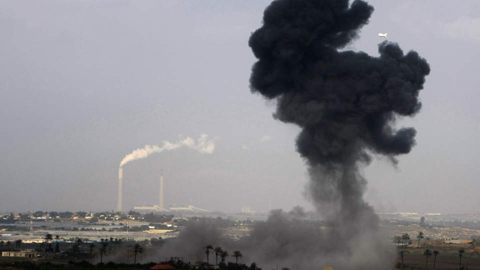 HELVETE P� JORD: De to norske legene Mads Gilbert og Erik Fosse er n� p� vei fra Kairo til grensen mellom Gaza og Egypt. Mads Gibert sier at de forventer � komme til helvete p� jord. Foto: JACK GUEZ/SCANPIX