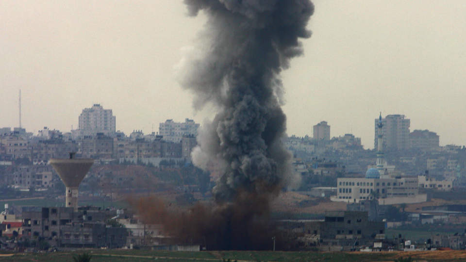 FLERE INNESPERRET: En rakett treffer et m�l nord p� Gazastripen tirsdag. Seks norsk-palestinere kommer seg ikke ut av Gaza, men Utenriksdepartementet jobber for � f� dem ut. Foto: AFP/SCANPIX