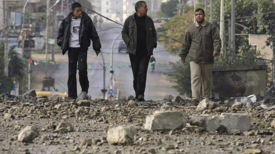 FORTSETTER ANGREP: Tirsdag kveld fortsetter angrepene mot Gazastripen. Her g�r tre menn i gatene i Gaza by tirsdag. Foto: AP/SCANPIX