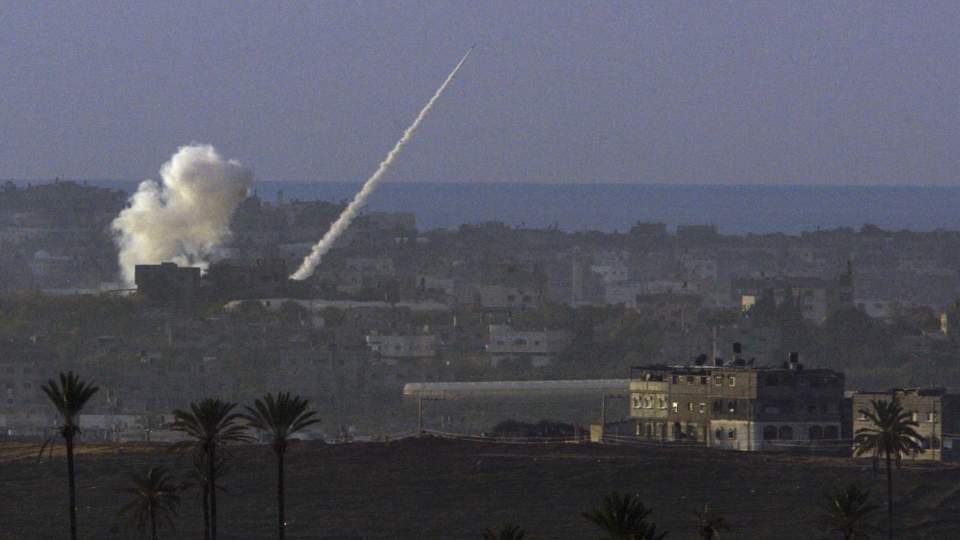 G�R LANGT: En rakett skytes ut fra Gaza-stripen tirsdag. En rakett traff tirsdag kveld en by 42 kilometer inne i Israel. Foto: AP/SCANPIX