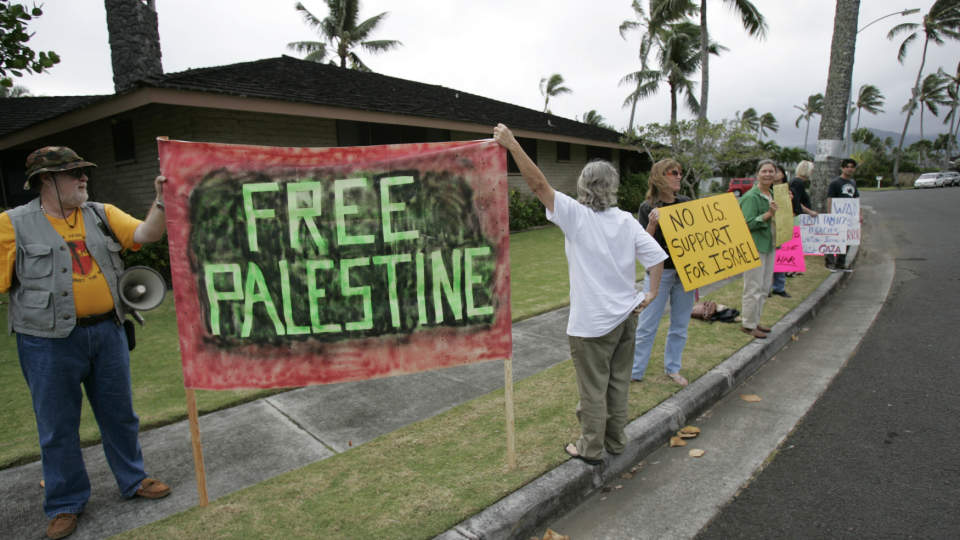 OPPS�KTE FERIEHUSET: Demonstranter har troppet opp utenfor Barack Obamas feriehus i Kailua p� Hawaii. Foto: AP/SCANPIX