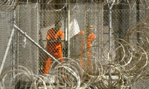 LENGTER UT: En Guantanamo-fange titter lengselsfullt mot fotografen. Foto: Kevin Lamarque/AFP/Scanpix