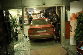 STORE SKADER: Bilen knuste alt p� sin vei. Foto: Svein Gustav Wilhelmsen