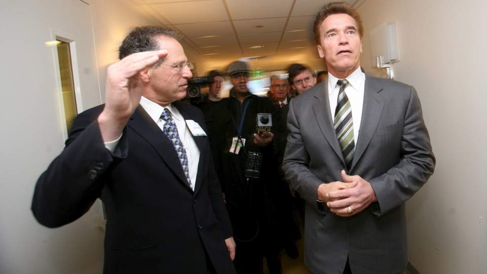 MILJ�ARONOLD: California og guvern�r Arnold Schwarzenegger, her i samtale med Robert Klein, saks�ker Bush-regjeringen. Foto: EPA/CINDY CHEW/Scanpix