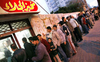 FRYKT: 750 000 barn og unge lever daglig med rakettangrepene mot Gaza. De m� ogs� st� i lange k�er for eksempel for � kj�pe br�d. Foto: Mahmud Hams/AFP/Scanpix