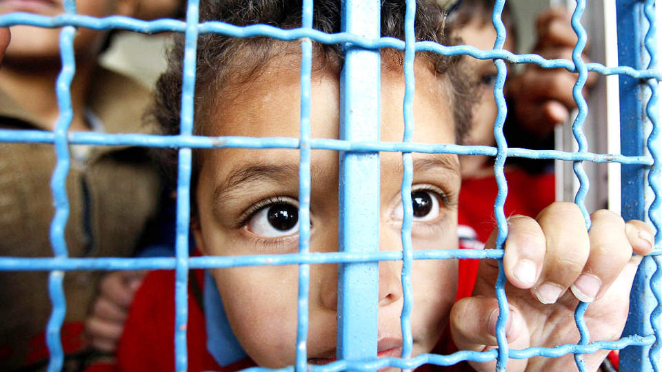 TILFLUKT: Tirsdag fortsatte den israelske bombingen av offisielle bygninger og Hamas-symboler i Gaza. Denne palestinske jenta s�kte tilflukt med familien sin p� en FN-skole i Rafah, s�r p� Gazastripa. Foto: Ibraheem Abu Mustafa/Reuters/Scanpix