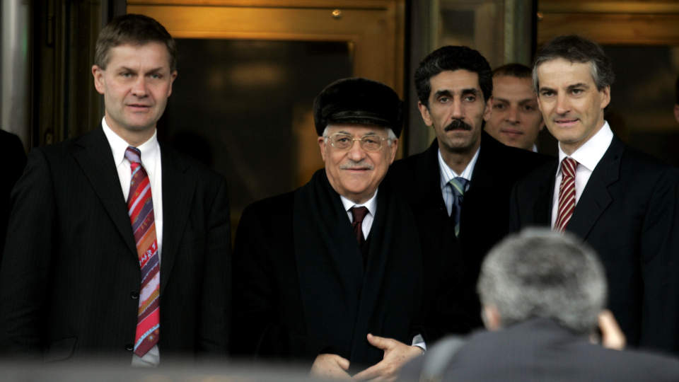 MUMLER?: Palestinernes president Mahmoud Abbas (nr. to f.v.) ble mottatt av utenriksminister Jonas Gahr St�re (t.h.) og utviklingsminister Erik Solheim (t.v.) da han var i Norge i 2006. Foto: Cornelius Poppe/SCANPIX