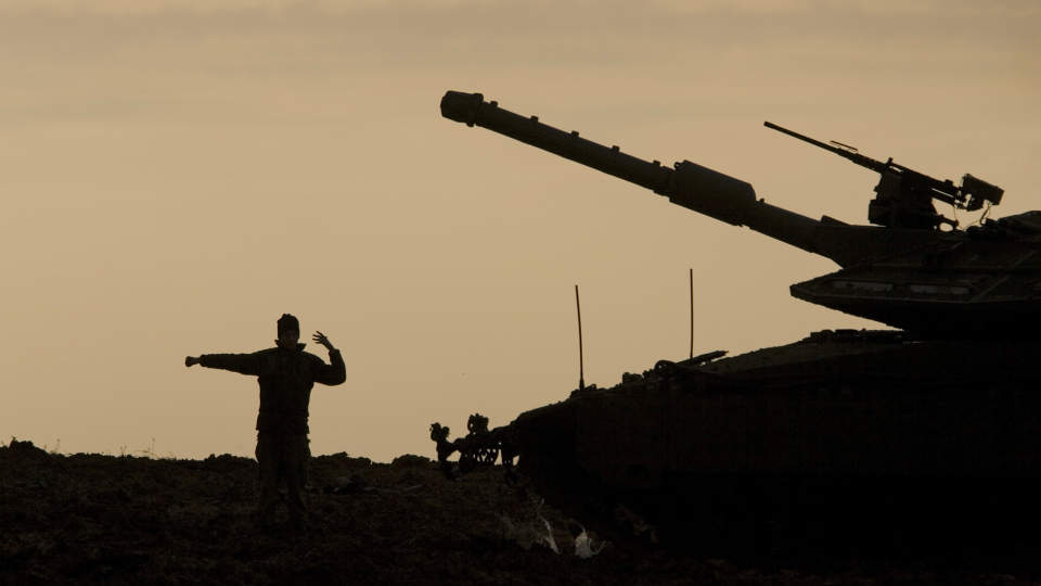 FORTSETTER KAMPENE: Israelske styrker er klare ved grensen til Gaza. Foto: AP/Ariel Schalit/Scanpix