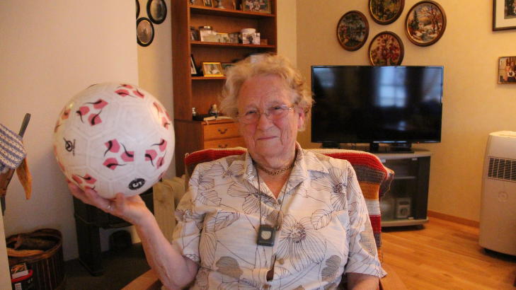BURSDAGSBARN: I dag har Åse Marie Nordhagen fra Sauda bursdag. Hun er sprek for alderen, og trikser daglig med ballen hun har liggende i gangen. Foto: Ingvil Bakka / Ryfylke. BURSDAGSBARN: I dag har Åse Marie Nordhagen fra Sauda bursdag. Hun er sprek for alderen, og trikser daglig med ballen hun har liggende i gangen. Foto: Ingvil Bakka / Ryfylke.