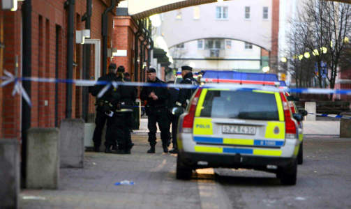 JAKT P� DRAPSMANNEN: Kvinne og mann stakk av p� moped.
Foto: Pontus Altin / SCANPIX
