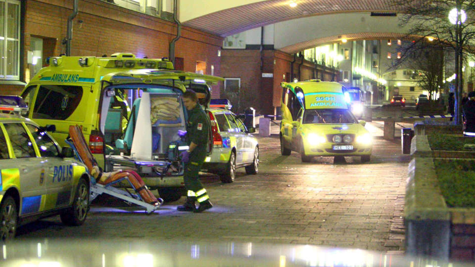 SKUTT:  To personer ble onsdag morgen skutt utenfor S�dra Station p� S�dermalm i sentrum av Stockholm. Den ene av dem d�de kort tid etter av skadene.
Foto: Pontus Altin / SCANPIX