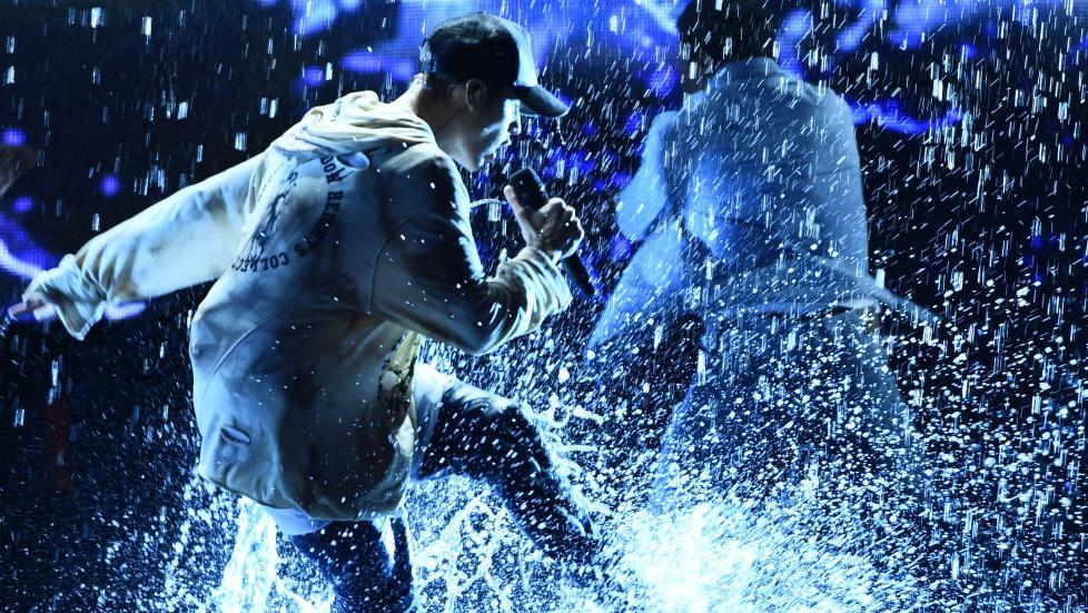 Justin Bieber dansar i vatten