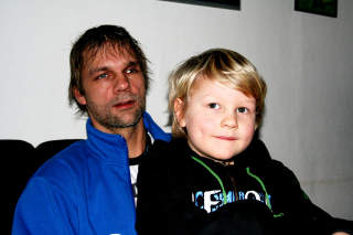 TR�STER PAPPA: Geir Fossum bruker �yeprotese. Her er han sammen med s�nnen Ivan (6) �p fanget. - Det var en sterk opplevelse ikke bare for meg, men for alle rundt meg, sier han. Foto: Bj�rn Are Hansen