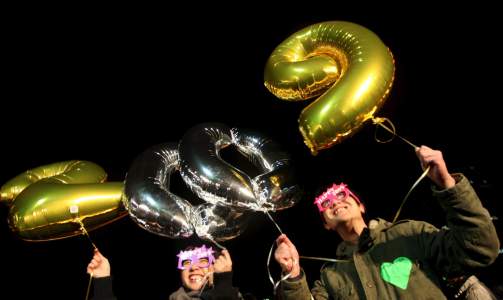 I HONG KONG: Festdeltakere holder ballonger av det nye �ret 2009. Foto: EPA/SCANPIX