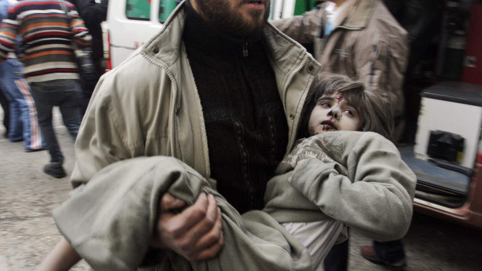 TIL SYKEHUS:  Denne lille jenta er p� vei til sykehus i Gaza etter � ha blitt s�ret. Men om hun f�r den hjelpen hun trenger er tvilsomt. Foto: AP/SCANPIX