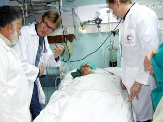 MULTITRAUMER: Sv�rt mange av de skadde etter de israelske bombeangrepene p� Gaza svever i livsfare etter s�kalte multitraumer &mdash; skade p� en eller flere av kroppens hulrom, som hodet, brysthulen eller buken. Mads Gilbert (t.v.) og kollegaen Erik Fosse (t.h.) m�tte flere av dem onsdag. Foto: Hamada Hamada