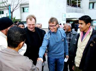 ANKOMMER SYKEHUSET:
Gleden p� Shifa-sykehuet i Gaza var stor da de norske legene Mads Gilbert (t.h.) og Erik Fosse ankom onsdag ettermiddag. Foto: Hamada Hamada