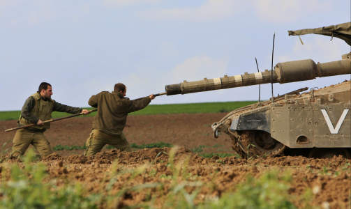 FORBEREDT: Dagbladet.no s� hundrevis av stridsvogner p� rekke og rad p� veiene som omringer Gaza onsdag kveld. Her har israelske soldater stilt opp en stridsvogn ikke langt fra grensen til Gaza. Foto: AP/SCANPIX